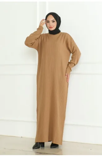Einfarbiges Strickkleid Mit Halbem Rollkragen 252-03 Kamel 252-03
