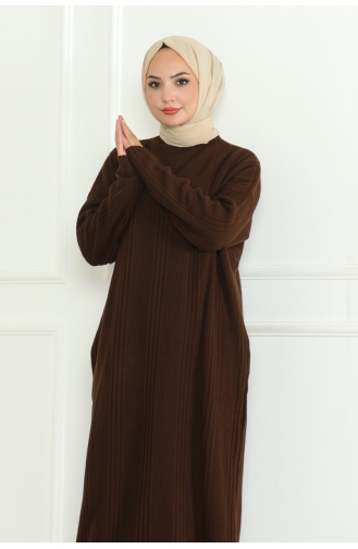 Einfarbiges Strickkleid Mit Halbem Rollkragen 252-06 Braun 252-06