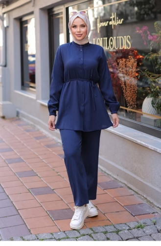 Marineblauer Hijab-Anzug Mit Richterkragen Und Detailliertem Hijab 604