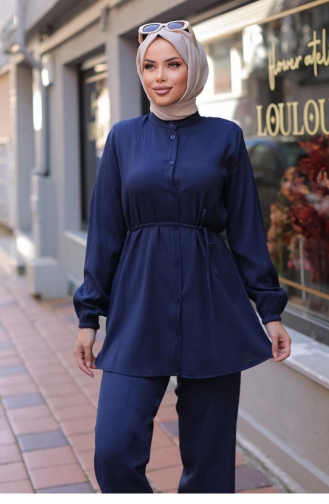 Marineblauer Hijab-Anzug Mit Richterkragen Und Detailliertem Hijab 604