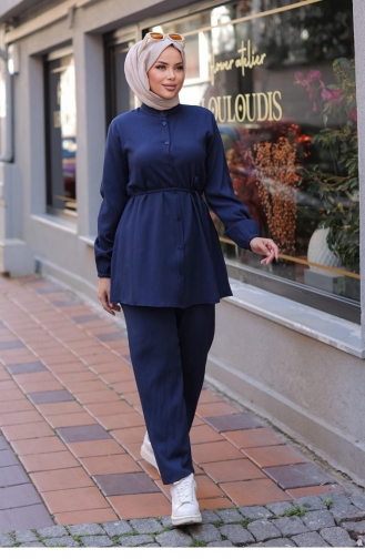 Marineblauer Hijab-Anzug Mit Richterkragen Und Detailliertem Hijab 604