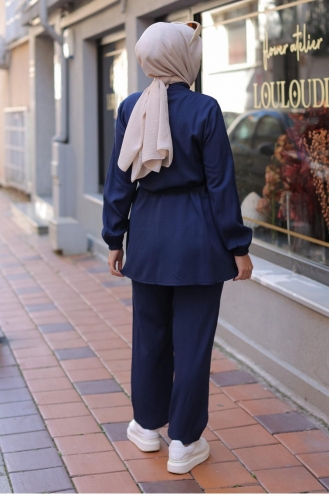 Marineblauer Hijab-Anzug Mit Richterkragen Und Detailliertem Hijab 604