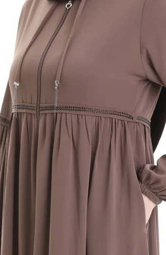 عباية بأكمام مرنة وسحاب مزينة بالأحجار 5081-06 لون القهوة الحليبية 5081-06