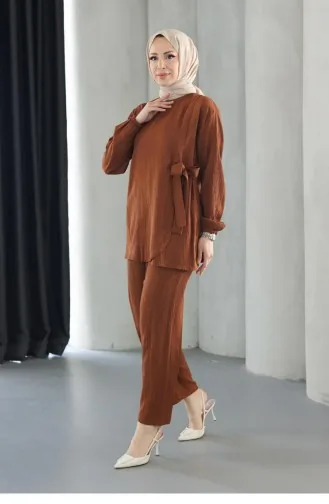 بدلة بنية اللون بتفاصيل رباط 679