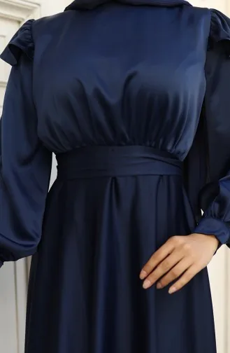 فستان سهرة ساتان بأكتاف مكشكشة 5805-01 أزرق داكن 5805-01