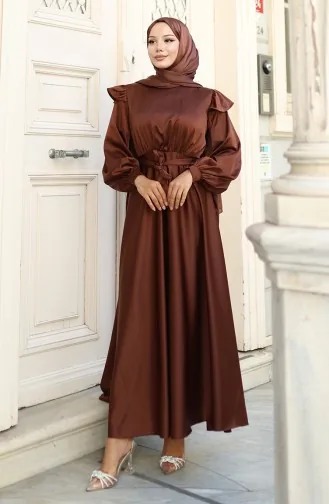 فستان سهرة ساتان بأكتاف مكشكشة 5805-02 تان 5805-02