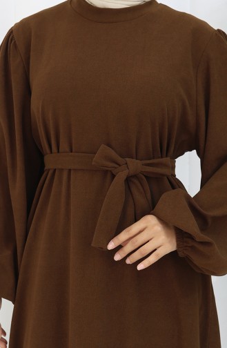 Kleid Mit Elastischen Ärmeln Und Gürtel 2161-02 Braun 2161-02