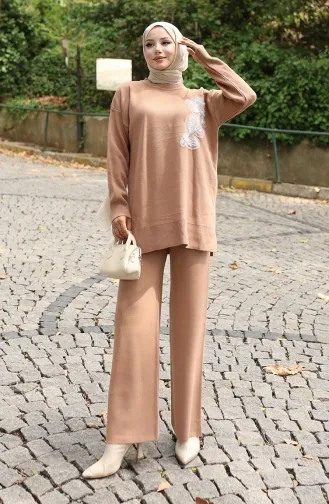 Ensemble Deux Pièces En Tricot Tunique Et Pantalon Brodés De Fleurs Couleur Café Au Lait 1067-03 1067-03