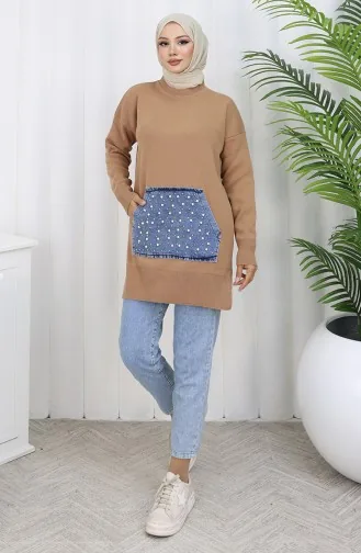 سترة محبوكة بجيوب الكنغر ومزينة باللؤلؤ 3030-04 بلون القهوة الحليبية 3030-04