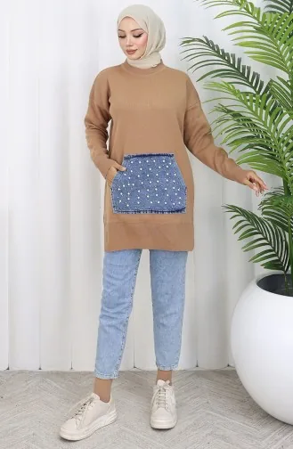 سترة محبوكة بجيوب الكنغر ومزينة باللؤلؤ 3030-04 بلون القهوة الحليبية 3030-04