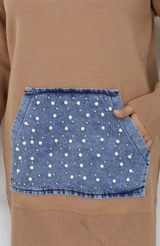 سترة محبوكة بجيوب الكنغر ومزينة باللؤلؤ 3030-04 بلون القهوة الحليبية 3030-04