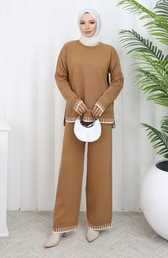 طقم من قطعتين من سترة وبنطلون محبوك بتفاصيل رموش 0015-06 لون قهوة حليبية 0015-06