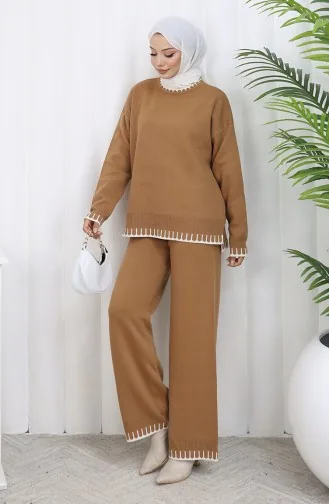 طقم من قطعتين من سترة وبنطلون محبوك بتفاصيل رموش 0015-06 لون قهوة حليبية 0015-06