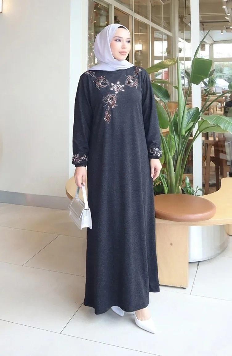 Robe D`hiver Modeste En Maille Noire Avec Boutons Décoratifs 2179-01 2179-01