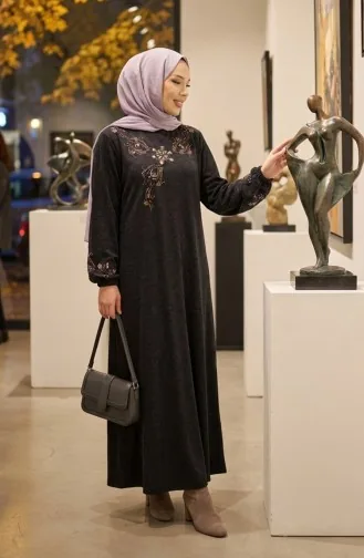Robe D`hiver Modeste En Maille Noire Avec Boutons Décoratifs 2179-01 2179-01