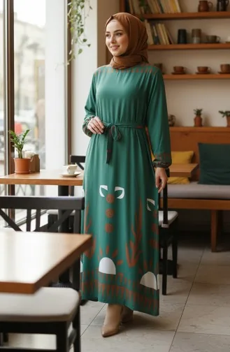 Gemustertes Viskose-Hijab-Kleid Mit Elastischen Ärmeln Und Gürtel 2207-01 Grün 2207-01