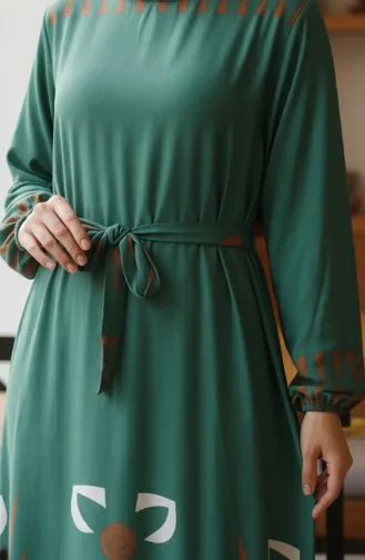 Gemustertes Viskose-Hijab-Kleid Mit Elastischen Ärmeln Und Gürtel 2207-01 Grün 2207-01