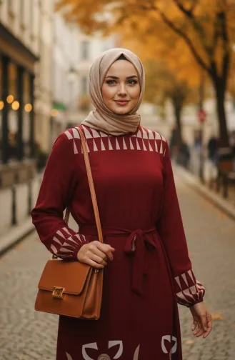 Gemustertes Viskose-Hijab-Kleid Mit Elastischen Ärmeln Und Gürtel 2207-02 Burgunderrot 2207-02