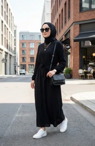 Robe Modeste à Ceinture Et à Motifs Pompons 2197-01 Noire 2197-01