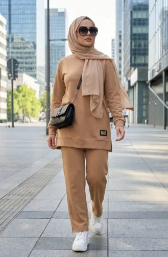 طقم مكون من قطعتين، سترة وبنطال، مزين بشعار، رقم الموديل 0228-01، لون قهوة بالحليب 0228-01