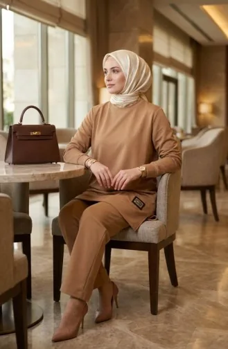 طقم مكون من قطعتين، سترة وبنطال، مزين بشعار، رقم الموديل 0228-01، لون قهوة بالحليب 0228-01