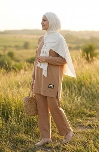 طقم مكون من قطعتين، سترة وبنطال، مزين بشعار، رقم الموديل 0228-01، لون قهوة بالحليب 0228-01