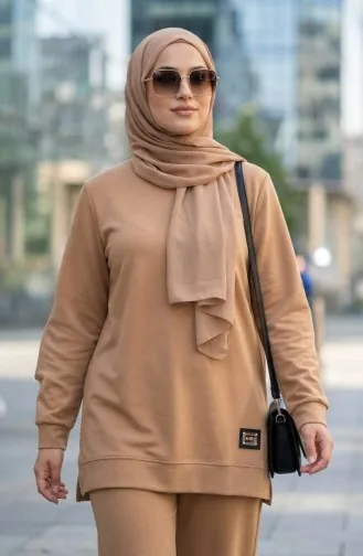 طقم مكون من قطعتين، سترة وبنطال، مزين بشعار، رقم الموديل 0228-01، لون قهوة بالحليب 0228-01