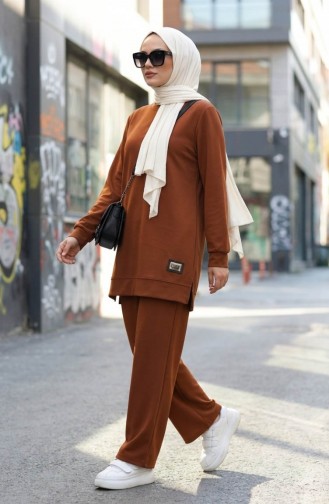 Ensemble Deux Pièces Tunique Et Pantalon Avec Emblème Couleur Beige Référence 0228-03 0228-03