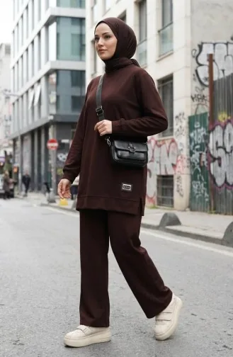 طقم مكون من قطعتين، سترة وبنطال، مزين بشعار، رقم الموديل 0228-04، لون بني 0228-04