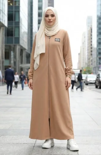 Abaya à Fermeture éclair Ornée D`un Emblème 0229-03 Café Au Lait 0229-03