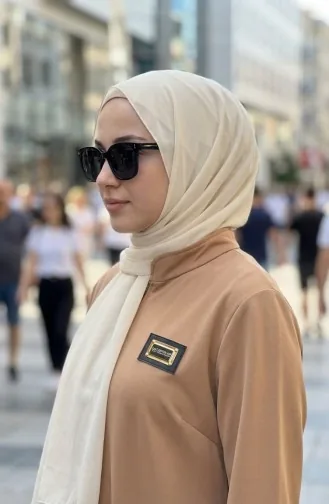 Abaya à Fermeture éclair Ornée D`un Emblème 0229-03 Café Au Lait 0229-03