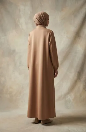 Abaya à Fermeture éclair Ornée D`un Emblème 0229-03 Café Au Lait 0229-03