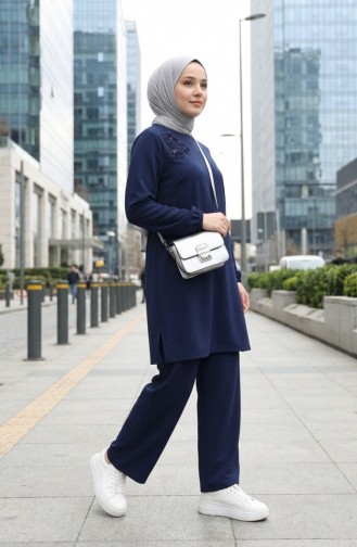 طقم مكون من قطعتين: سترة وبنطال مزينان بالأحجار، لون كحلي 0230-03 0230-03