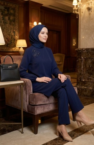 طقم مكون من قطعتين: سترة وبنطال مزينان بالأحجار، لون كحلي 0230-03 0230-03