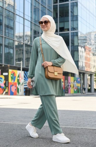 طقم مكون من قطعتين سترة وبنطال مزينان بالأحجار، لون أخضر فاتح 0230-05 0230-05