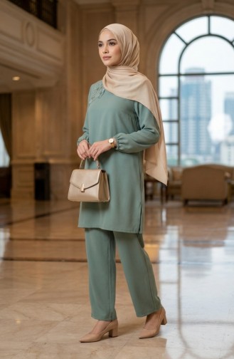 طقم مكون من قطعتين سترة وبنطال مزينان بالأحجار، لون أخضر فاتح 0230-05 0230-05