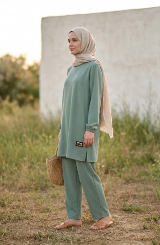 طقم مكون من قطعتين: سترة وبنطال بتفاصيل شعار، لون أخضر فاتح 0231-03 0231-03