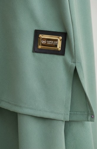 طقم مكون من قطعتين: سترة وبنطال بتفاصيل شعار، لون أخضر فاتح 0231-03 0231-03