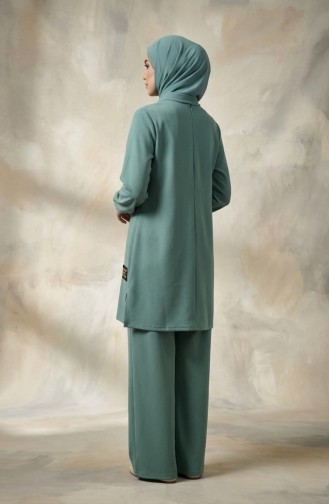 طقم مكون من قطعتين: سترة وبنطال بتفاصيل شعار، لون أخضر فاتح 0231-03 0231-03