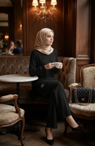 طقم مكون من قطعتين، سترة وبنطال مضلعان بتفاصيل شعار، رقم الموديل 0232-01، لون أسود 0232-01