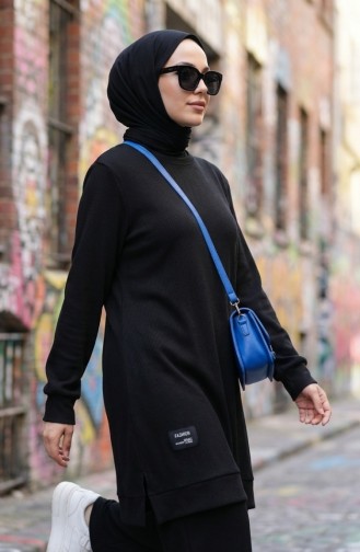 طقم مكون من قطعتين، سترة وبنطال مضلعان بتفاصيل شعار، رقم الموديل 0232-01، لون أسود 0232-01