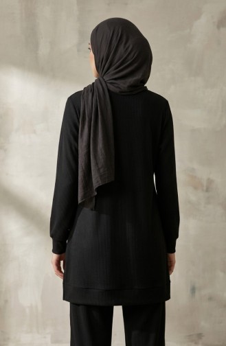 طقم مكون من قطعتين، سترة وبنطال مضلعان بتفاصيل شعار، رقم الموديل 0232-01، لون أسود 0232-01