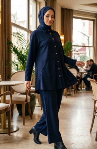 طقم مكون من قطعتين: قميص بياقة وأزرار، وسترة وبنطال، لون كحلي، رقم الموديل 2210-02 2210-02