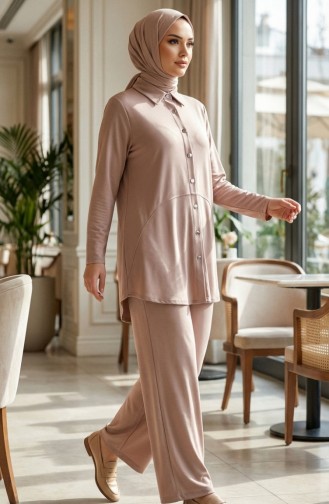 طقم مكون من قطعتين: قميص بياقة وأزرار، وسترة وبنطال، لون المنك 2210-03 2210-03