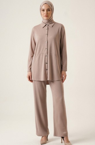 طقم مكون من قطعتين: قميص بياقة وأزرار، وسترة وبنطال، لون المنك 2210-03 2210-03