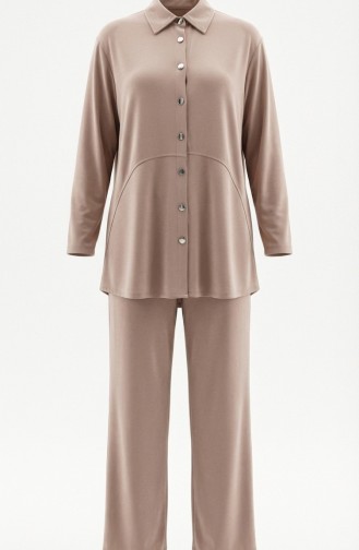 طقم مكون من قطعتين: قميص بياقة وأزرار، وسترة وبنطال، لون المنك 2210-03 2210-03