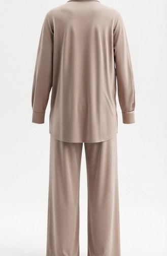 طقم مكون من قطعتين: قميص بياقة وأزرار، وسترة وبنطال، لون المنك 2210-03 2210-03