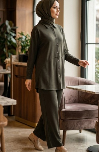 طقم مكون من قطعتين: قميص بياقة وأزرار، سترة وبنطال، لون كاكي 2210-04 2210-04