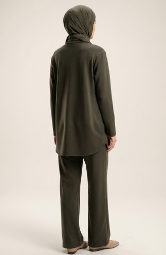 طقم مكون من قطعتين: قميص بياقة وأزرار، سترة وبنطال، لون كاكي 2210-04 2210-04