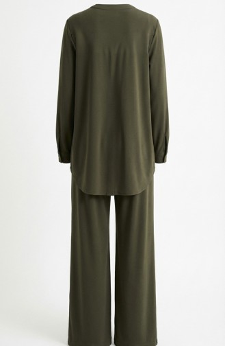 طقم مكون من قطعتين: قميص بياقة وأزرار، سترة وبنطال، لون كاكي 2210-04 2210-04